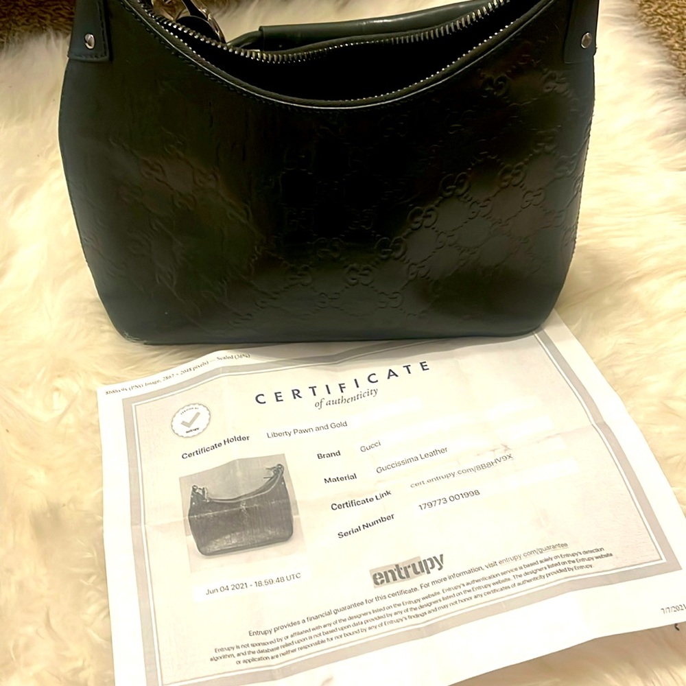 Dark Green leather gucci purse. In excellent condition mild scuff marks.